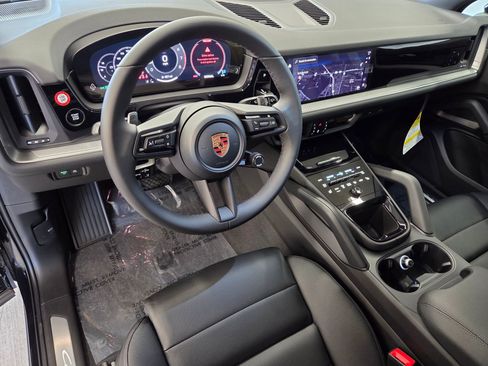 New 2026 Porsche Cayenne Base image 4