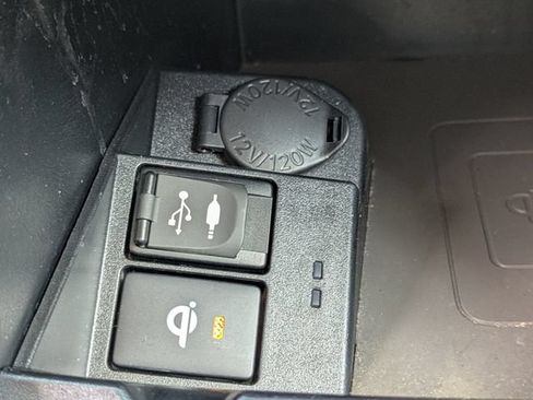 Used 2017 Toyota Camry XLE w/ Moonroof Package FWD image 23