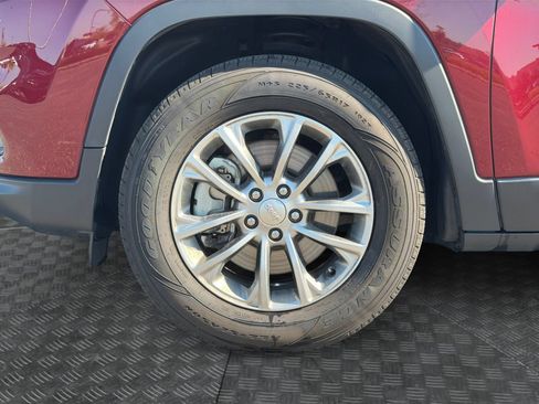 Used 2019 Jeep Cherokee Latitude Plus w/ Cold Weather Group AWD/4WD image 16