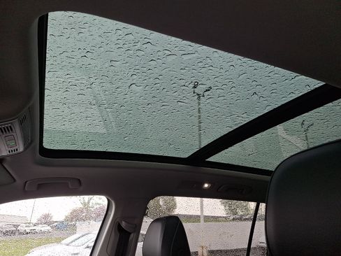 Used 2024 Volkswagen Tiguan SE w/ Panoramic Sunroof Package image 17