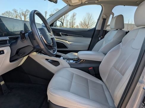 Used 2024 Kia Telluride EX w/ EX Captain's Chair Package image 17