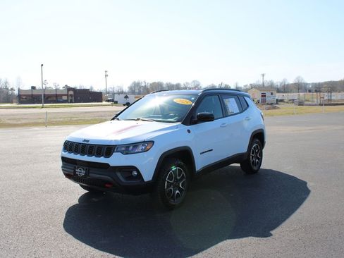 Used 2025 Jeep Compass Trailhawk w/ Trailer Tow Group AWD/4WD image 4