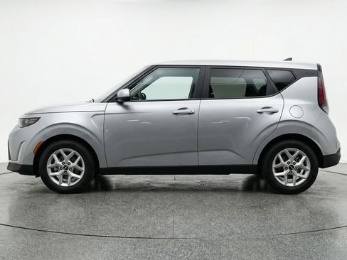 Used 2025 Kia Soul LX w/ LX Technology Package image 5