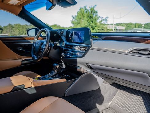 Used 2024 Lexus ES 300h w/ Premium Package FWD image 32