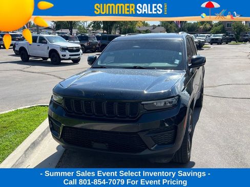 Used 2023 Jeep Grand Cherokee Altitude AWD/4WD image 2