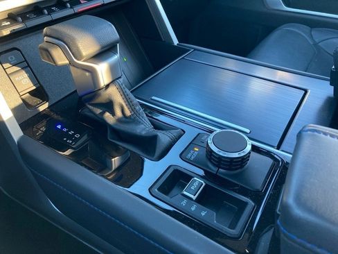 Certified 2024 Toyota Sequoia Platinum image 27