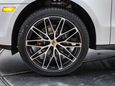 Certified 2026 Porsche Macan AWD/4WD image 10