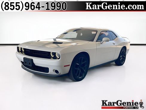 Used 2019 Dodge Challenger SXT RWD image 1