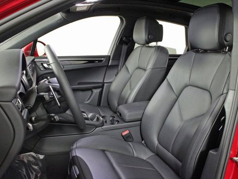 Certified 2025 Porsche Macan image 5