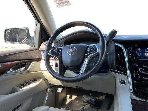 Used 2015 Cadillac Escalade Luxury image 12