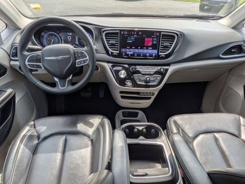 Used 2023 Chrysler Pacifica Touring-L FWD image 19