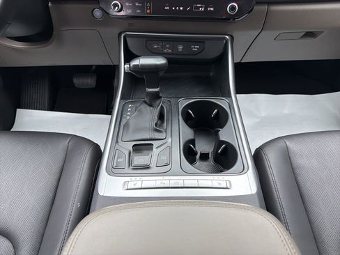 Used 2025 Kia Carnival FWD image 26