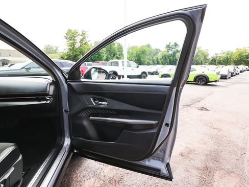 Used 2023 Nissan Ariya AWD image 15