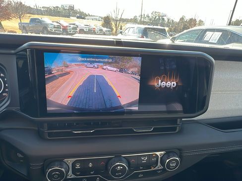 Used 2025 Jeep Wrangler Sahara image 32