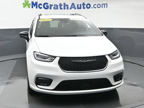 Used 2025 Chrysler Pacifica Limited FWD image 4