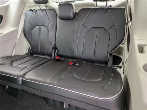 Used 2024 Chrysler Pacifica Limited FWD image 19