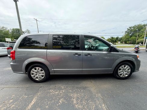 Used 2019 Dodge Grand Caravan SE w/ UConnect Hands-Free Group FWD image 4