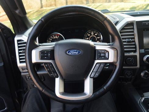 Used 2019 Ford F150 Platinum w/ Equipment Group 701A Luxury image 4