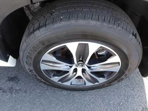 Used 2023 Toyota Highlander XLE AWD/4WD image 28