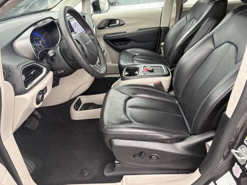 Used 2023 Chrysler Pacifica Touring-L FWD image 4