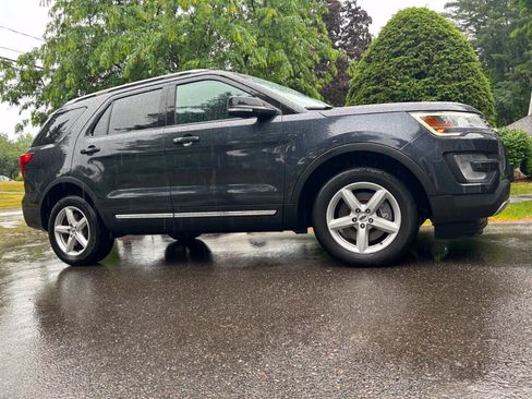 Used 2017 Ford Explorer XLT w/ Equipment Group 202A AWD/4WD image 24