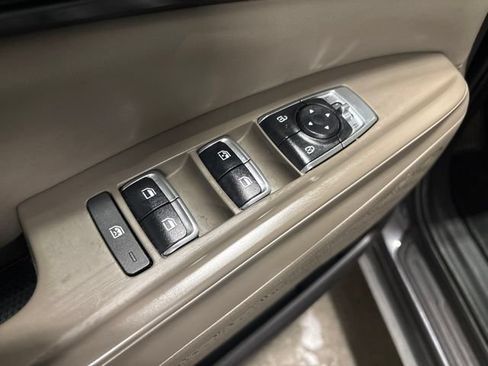 Used 2025 Kia Carnival FWD image 10