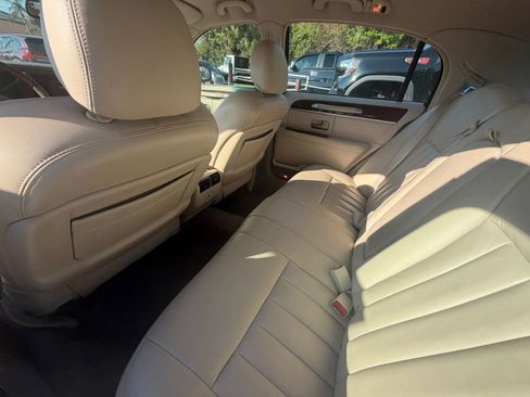 Used 2003 Lincoln Town Car Signature RWD image 10