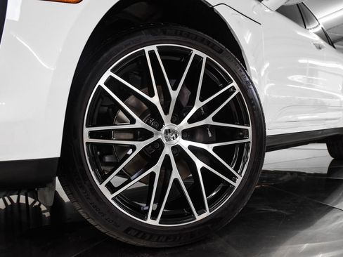 Certified 2026 Porsche Macan image 12