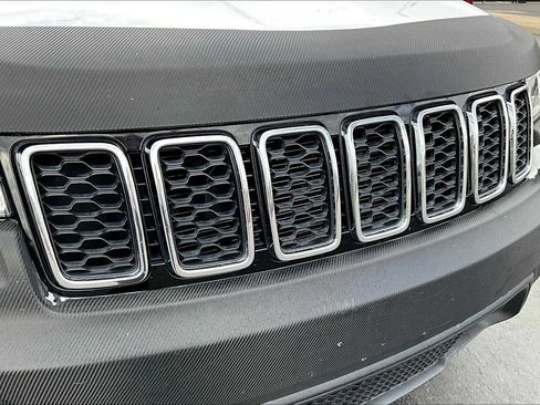 Used 2019 Jeep Grand Cherokee Laredo w/ Security & Convenience Group image 29