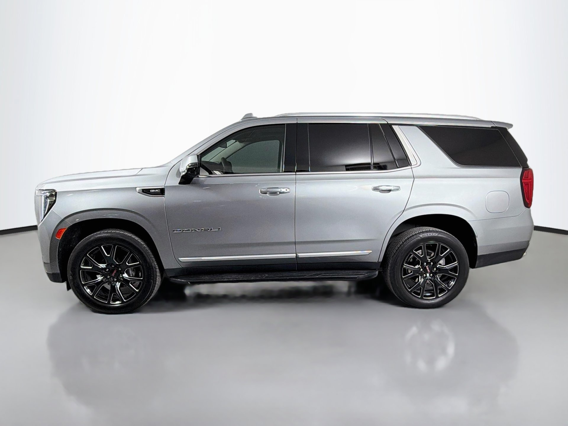 Used 2024 GMC Yukon Denali RWD image 9