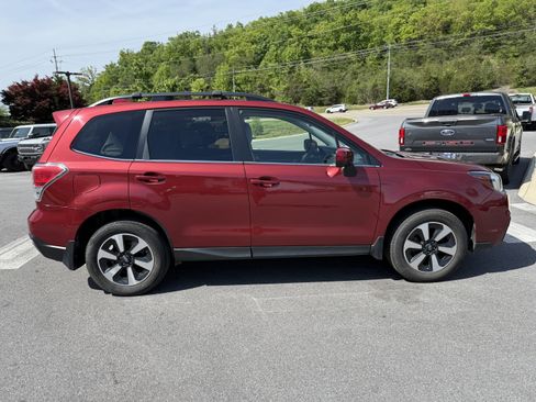 Used 2017 Subaru Forester 2.5i Limited w/ Popular Package #1 AWD/4WD image 4