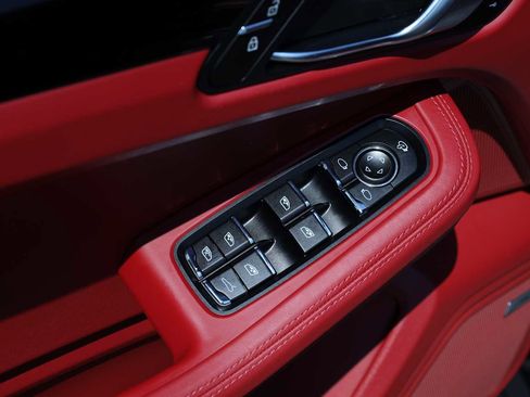 Used 2025 Porsche Macan S AWD/4WD image 41