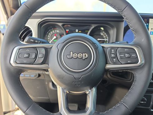 Used 2025 Jeep Wrangler Unlimited Sahara AWD/4WD image 16
