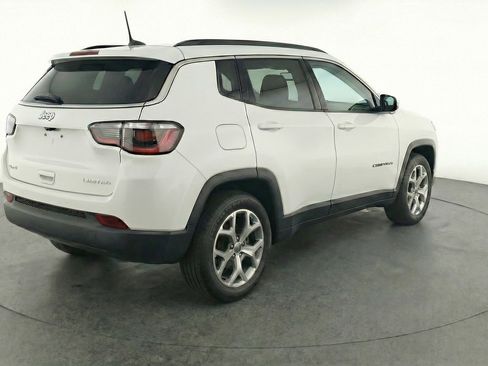 Used 2025 Jeep Compass Latitude AWD/4WD image 9