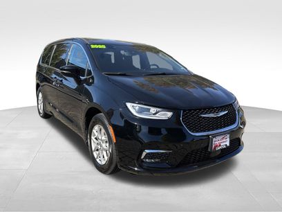 Used 2025 Chrysler Pacifica Select