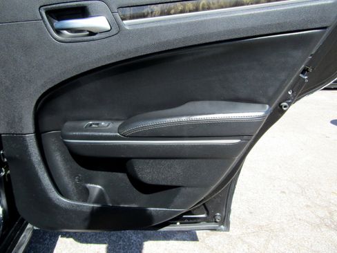 Used 2016 Chrysler 300 C image 31