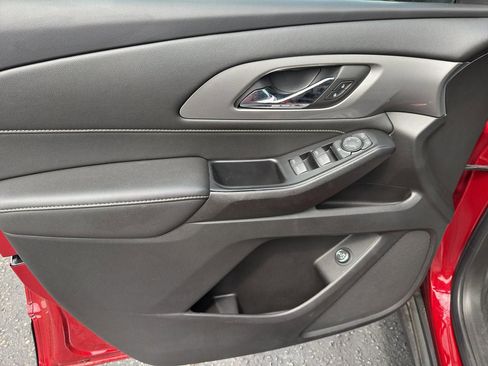 Used 2023 Chevrolet Traverse LT image 9
