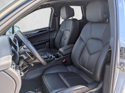 Certified 2025 Porsche Macan Turbo image 5