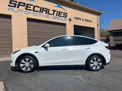 Used 2024 Tesla Model Y Long Range RWD image 3