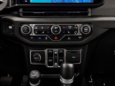 Used 2024 Jeep Wrangler Unlimited w/ Convenience Group AWD/4WD image 23