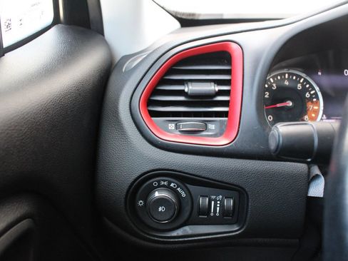Used 2016 Jeep Renegade Trailhawk w/ Premium Trailhawk Package AWD/4WD image 8