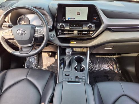 Certified 2023 Toyota Highlander XLE image 10