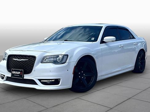 Used 2018 Chrysler 300 S w/ 300S Premium Group RWD image 3