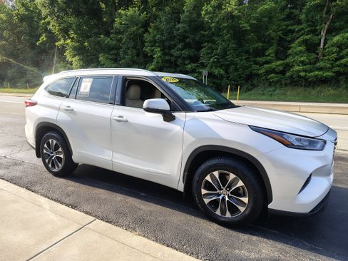 Used 2020 Toyota Highlander XLE AWD/4WD image 4