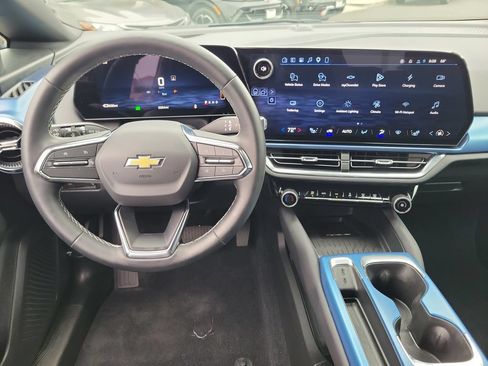 Used 2026 Chevrolet Equinox EV LT FWD image 4