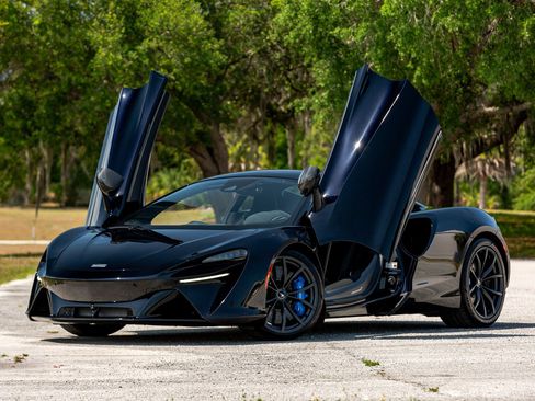 Used 2023 McLaren Artura image 2