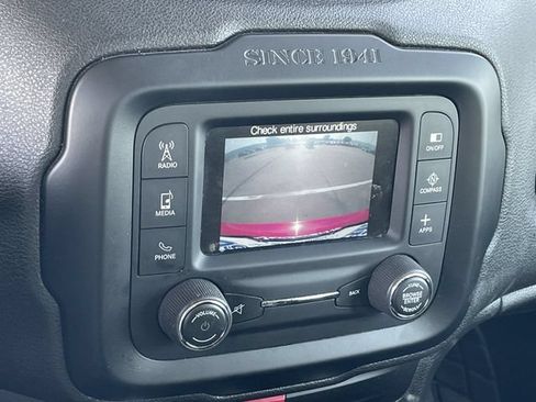 Used 2017 Jeep Renegade Latitude FWD image 19