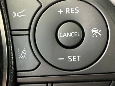 Used 2019 Toyota RAV4 XLE AWD/4WD image 16