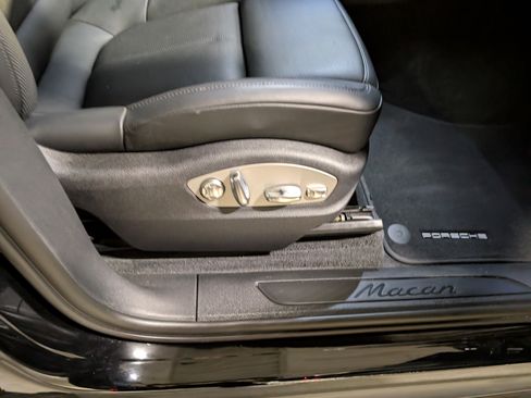 Certified 2024 Porsche Macan image 26