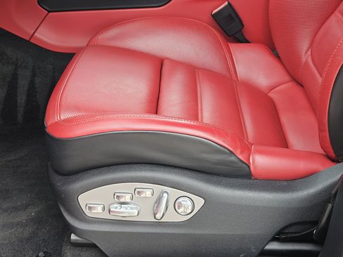 Used 2021 Porsche Macan Turbo image 23